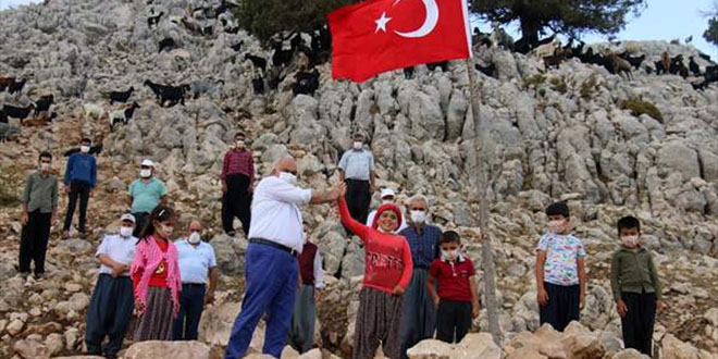 Yörük kızı Gülsüm artık EBA'dan derslerini takip edebilecek