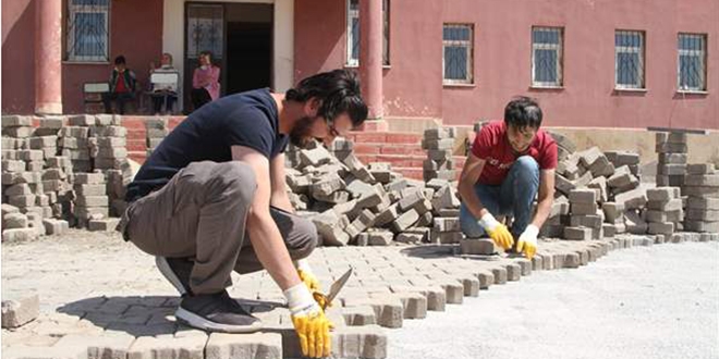 Burası okul bahçesi; çalışanlar da öğretmen