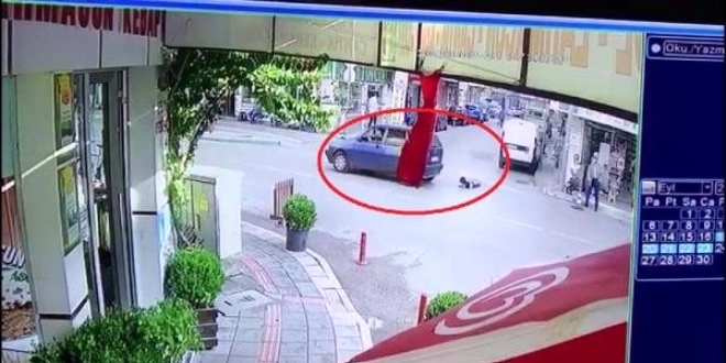 Küçük çocuk seyir halindeki otomobilden düştü