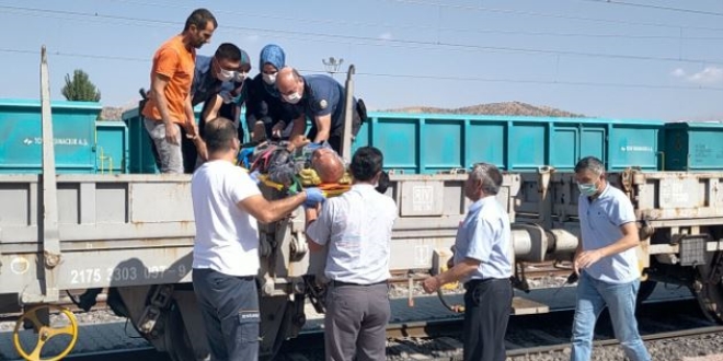 Yaralıyı yük treniyle ambulansa ulaştırdılar