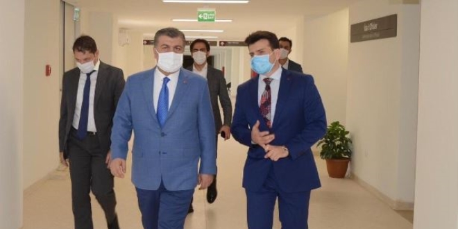 Bakan Koca İstanbul'da acil durum hastanelerini ziyaret etti