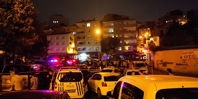 Bir kişiyi gözaltına alan polis ekiplerine balkondan ateş açıldı