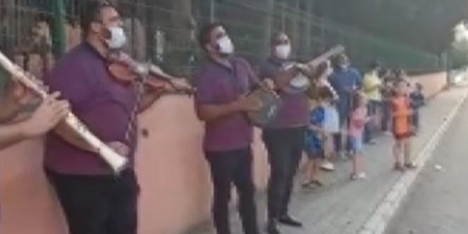 Koronaya yakalanan okul müdürüne çalgılı şarkılı moral