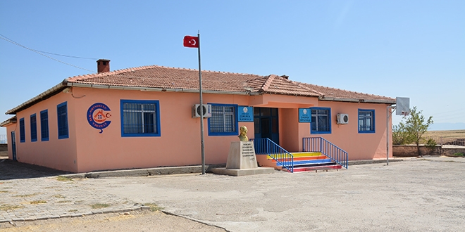 Silopi'de fedakar öğretmenler köy okulunu boyadı
