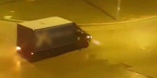Kargo şirketi kamyonetiyle drift attı, kameralara yakalandı