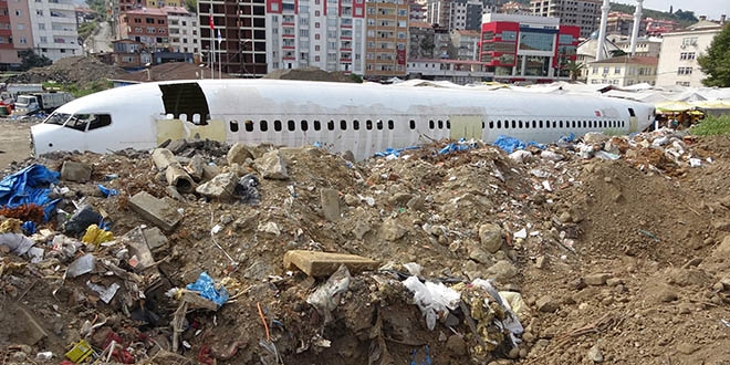 Pistten çıkan uçak pazar yerinde çürümeye terk edildi