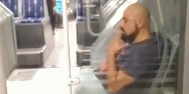 Maskesiz yolcu metrobüste sigara içti