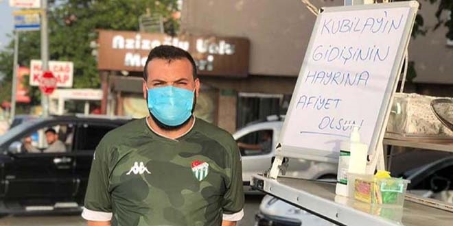 Taraftar takımdan ayrılan futbolcu için lokma döktürdü