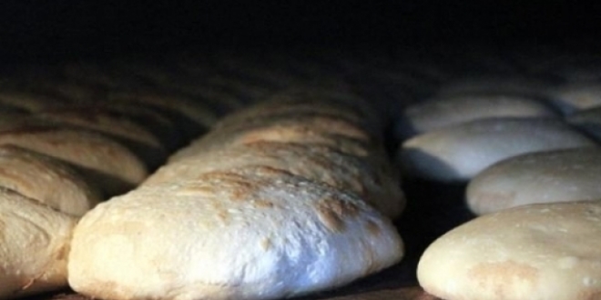 Karantinadaki yal kadn komular ile ekmek yapt, kadnn testi pozitif kt