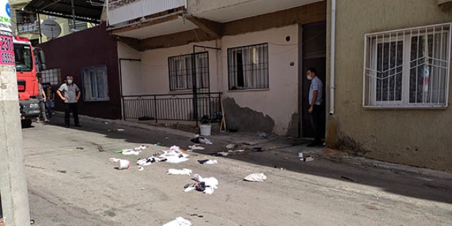 Eşyaları sokağa atıp pencere kenarında kahvaltı yaptı