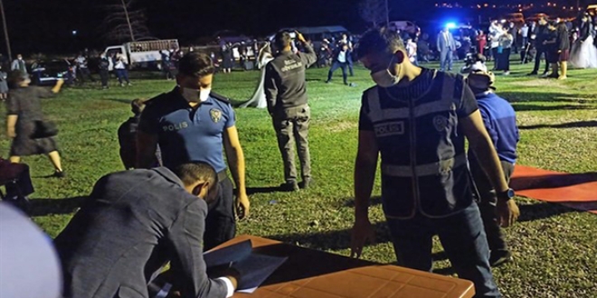 Ardahan'da sokak düğününe Korona baskını