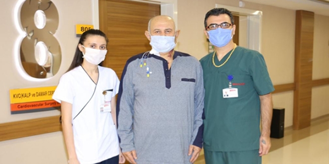 Uyutulmadan küçük bir kesi ile tıkalı olan şah damarı açıldı