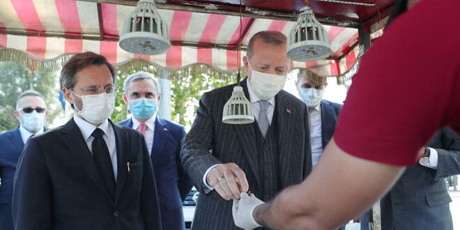 Cumhurbaşkanı Erdoğan Beşiktaş'ta kestaneciye uğradı