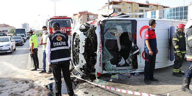 Ambulansla pikapın çarpışması sonucu 6 kişi yaralandı
