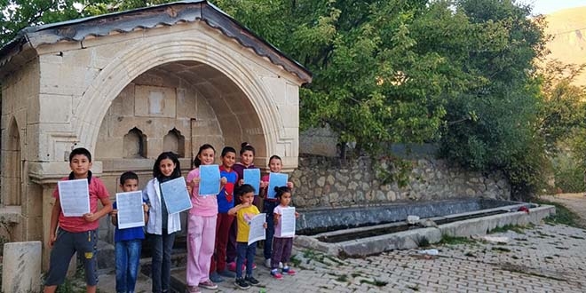 Köy çocuklarından gülümseten kayıp köpek ilanı