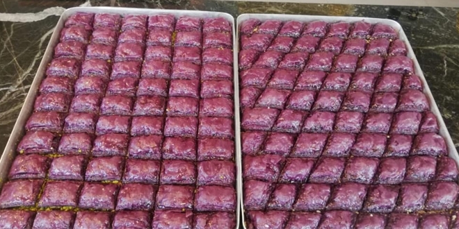 Mor baklava görenleri hayrete düşürüyor