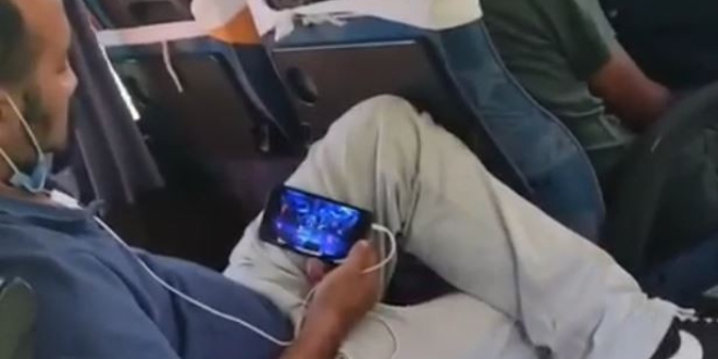 Maskesini düzgün takmayan yolcunun pes dedirten görüntüleri