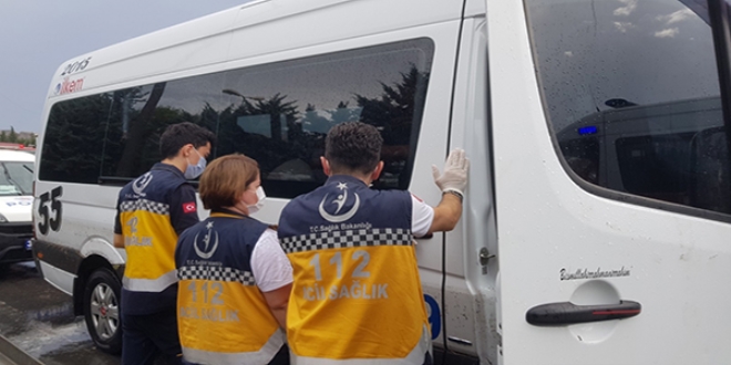 Alt geçidi su bastı, diyaliz hastalarını taşıyan minibüs mahsur kaldı