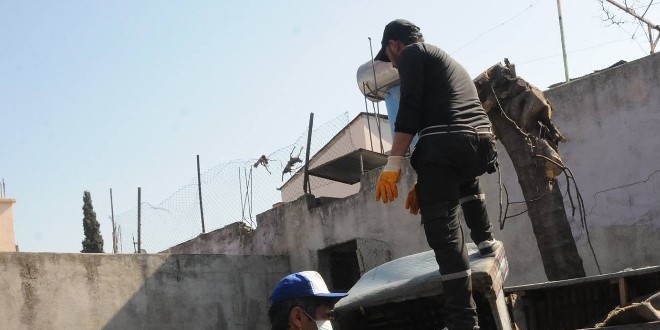 Osmaniye'de bir evden 2 römork dolusu çöp çıktı