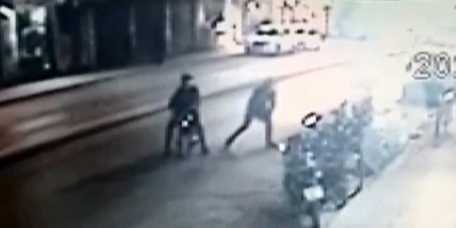 Elektrikli motosikleti gözler önünde çaldılar