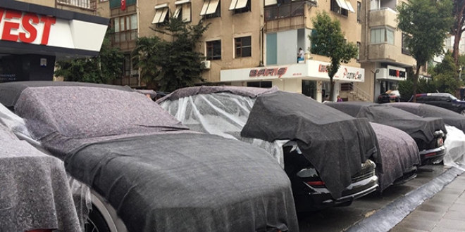 İstanbul'da dolu yağışında milyonluk lüks araçlar zarar gördü