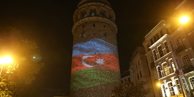 Galata Kulesi'ne Azerbaycan bayra yanstld