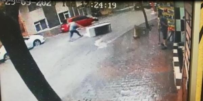 Buzdolabı sürüklenirken çarptığı araçlara zarar verdi