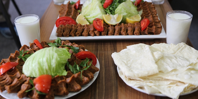 Adıyamanlı kardeşler çiğ köfteyi fındıkla buluşturdu