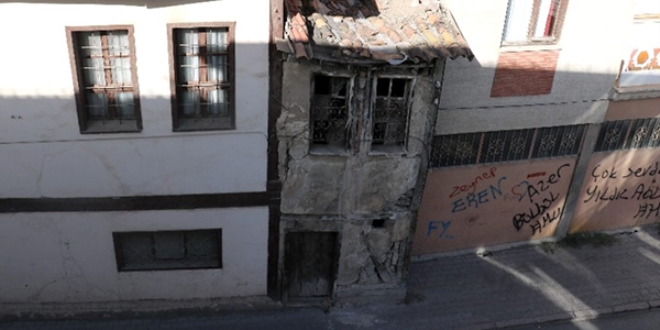 Sivas'ta 2 metre geniliindeki 2 katl bina dikkati ekiyor