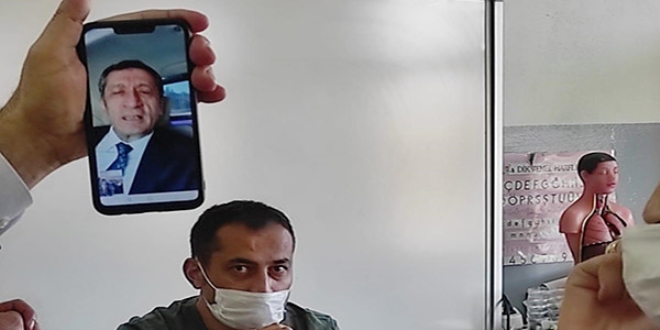 Bakan Seluk, canl ders ileyen retmenlerle grntl grt