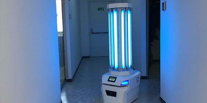 Bu robot 'Başlat' komutuyla girdiği mekanları sterilize ediyor
