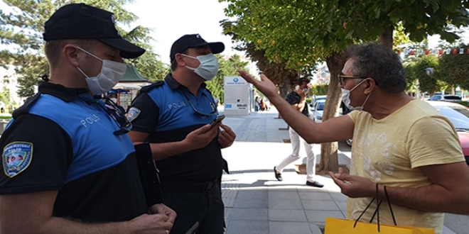 Maske takmadığı için ceza yedi, polislere 'İyi maaşınız çıktı' dedi