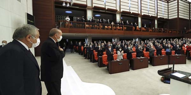 Cumhurbaşkanı Erdoğan Meclis'e girince CHP'liler ayağa kalkmadı