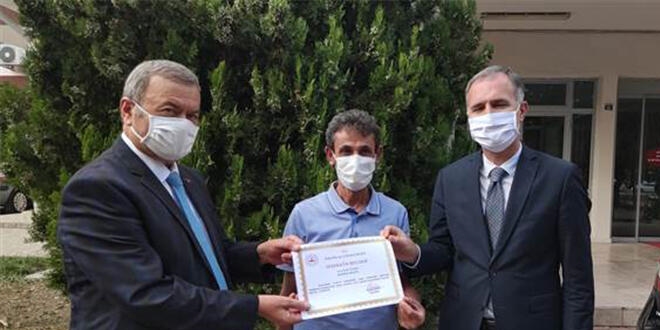 Koronavirüs tedbirlerine uyan berbere teşekkür plaketi verildi