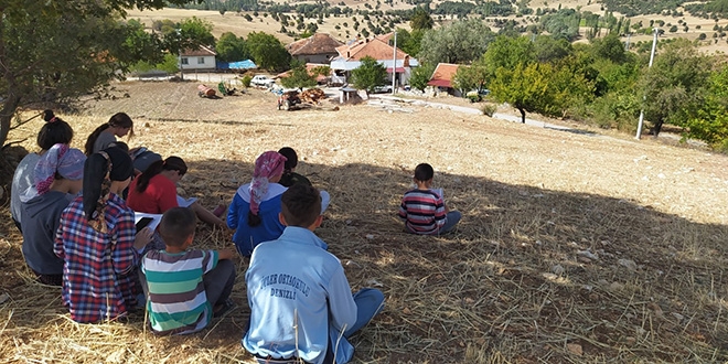 Online derse katılabilmek için tepe tepe geziyorlar
