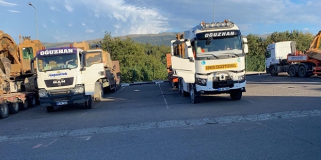 Gürcistan'da Türk tırları taşlanıyor