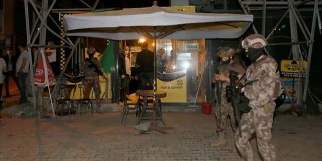 Ruhsatsız taksi duraklarına gece baskını: 18 gözaltı