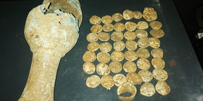 Su hattı kazısında bir küp sikke bulundu