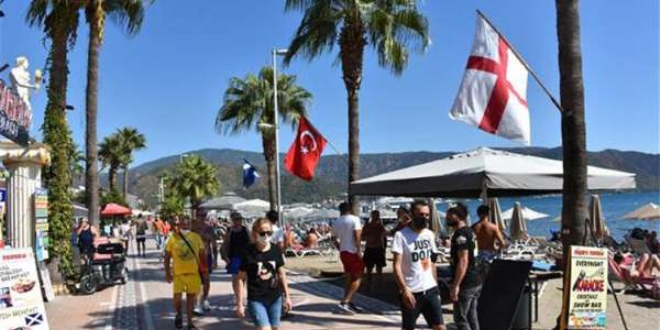 Marmaris'te İngiliz turistler ülkelerine dönmek istemiyor