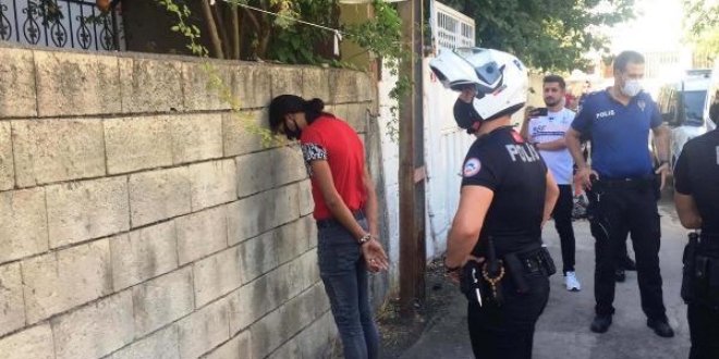 Maskesi olmad iin polisten kaan pheli yakaland