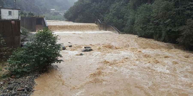 Rize'de şiddetli yağış nedeniyle iki ev zarar gördü, 20 köy yolu ulaşıma kapandı
