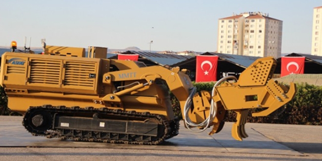 Bakan Akar yerli mayın temizleme teçhizatı ile zırhlı aracı inceledi