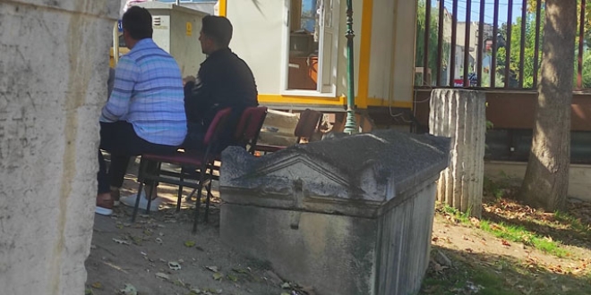Taksi durağının önündeki 2 bin yıllık lahit dikkat çekiyor