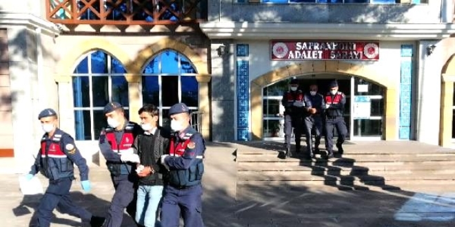 Muhtar, oğlu ve yeğenini bıçaklayan 2 kişi tutuklandı