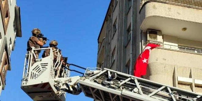 Eşi ve 3 çocuğunu rehin alan kişi etkisiz hale getirildi