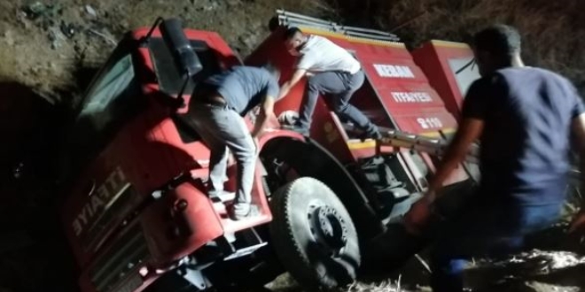 Kamyon kazasına giden itfaiye aracı şarampole devrildi
