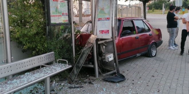 Drift yapan sürücü otobüs durağına daldı: 3 yaralı
