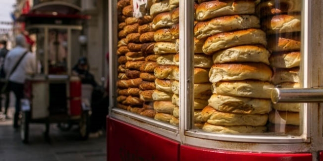 İBB, Taksim ve İstiklal'deki tezgahların izinlerini iptal etti