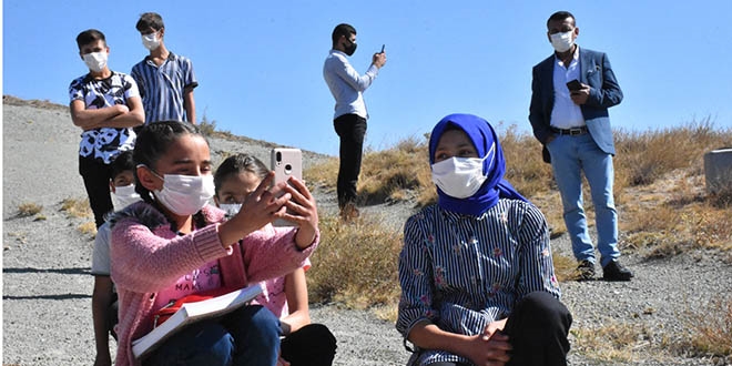 Canlı ders için 1 kilometre yürüyüp 'internet tepesi'ne çıkıyorlar