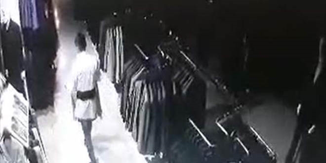 Takm elbise alan pheli otostop ektii polis tarafndan yakaland